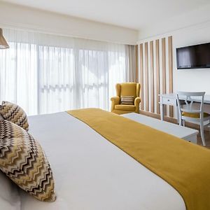 Zimmer mit Kingsize-Bett